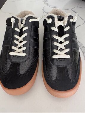 Steve Madden black multi Vandy-F Sneakers with faux fur & brown gum sole. NWT.38